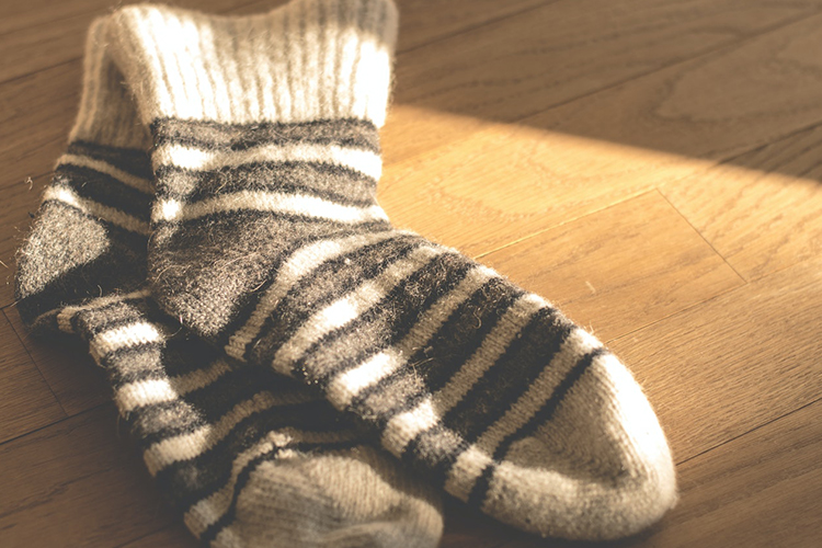 穿袜子睡觉能助眠还改善手脚冰凉吗？