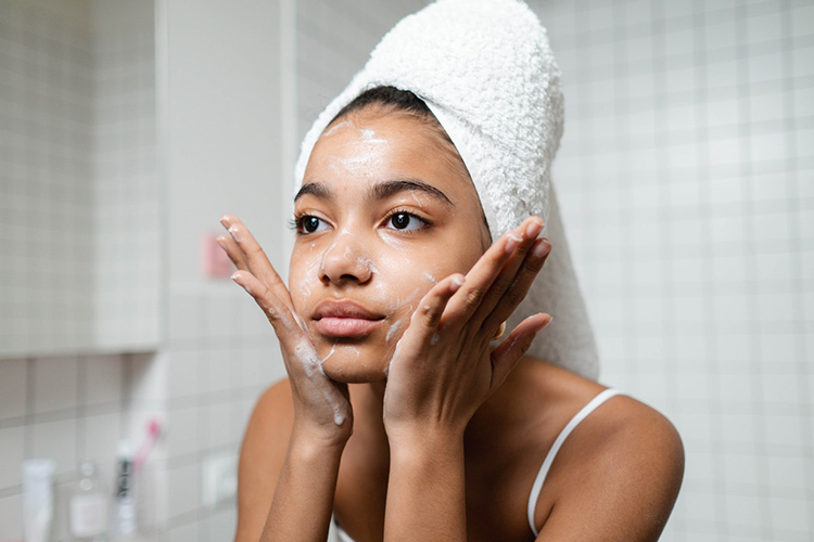 冬天冷水洗脸能让皮肤更紧致？误区！