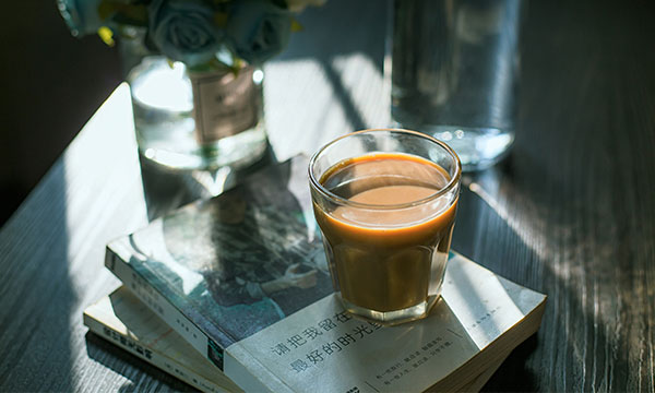 秋天的第一杯奶茶，到底怎样喝更健康？